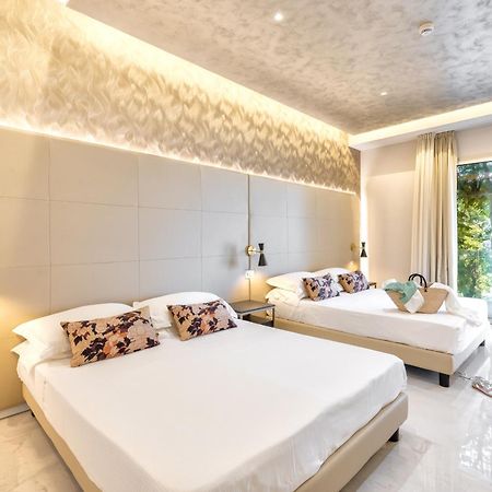 Hotel Mondial Римини Екстериор снимка