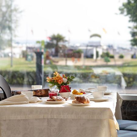 Hotel Mondial Римини Екстериор снимка