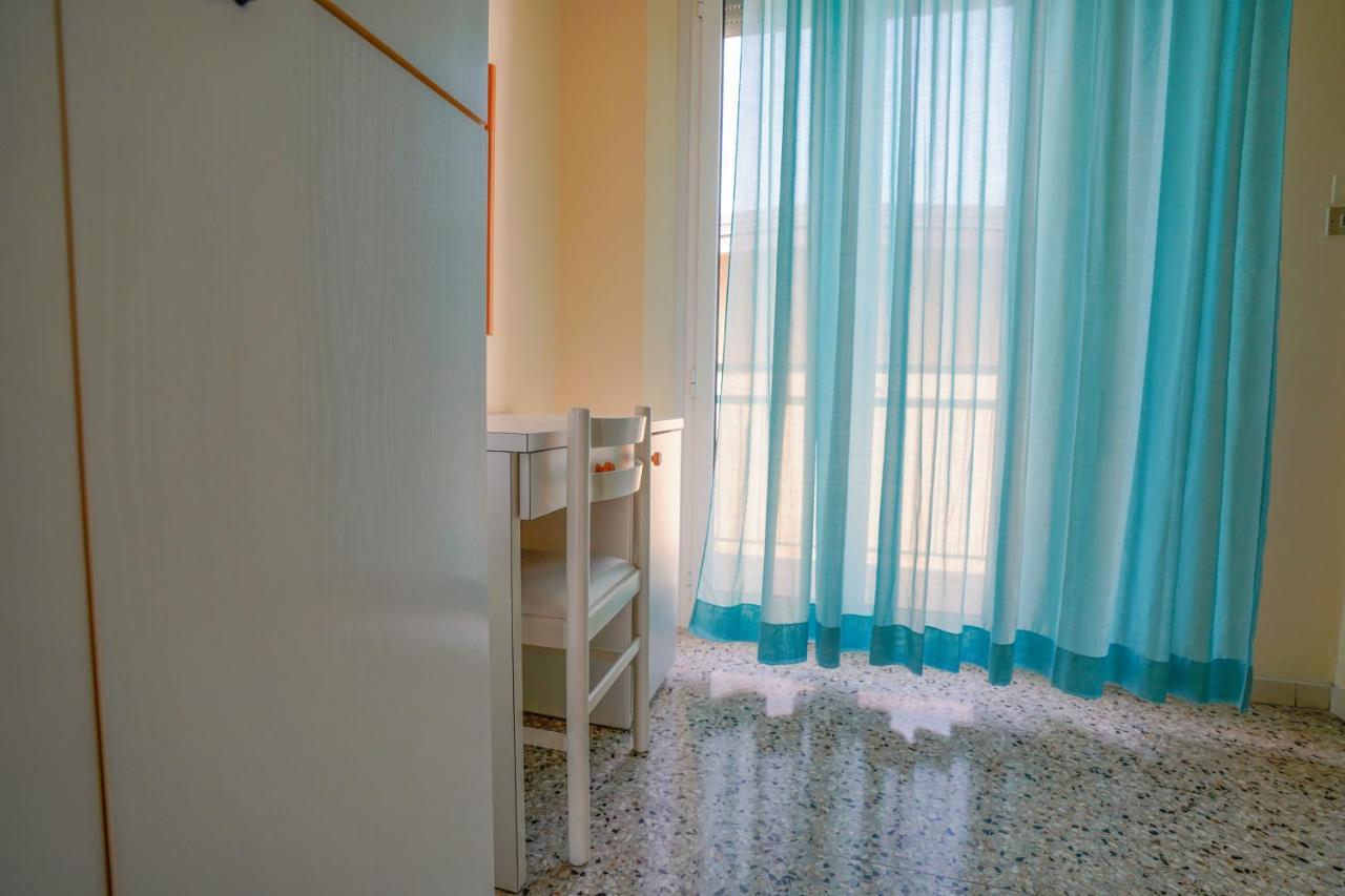 Hotel Mondial Римини Екстериор снимка