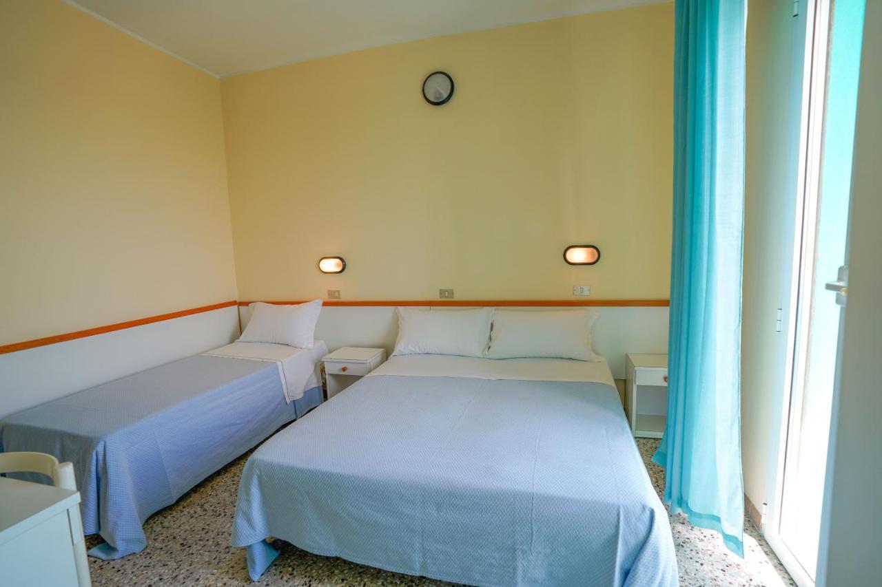 Hotel Mondial Римини Екстериор снимка
