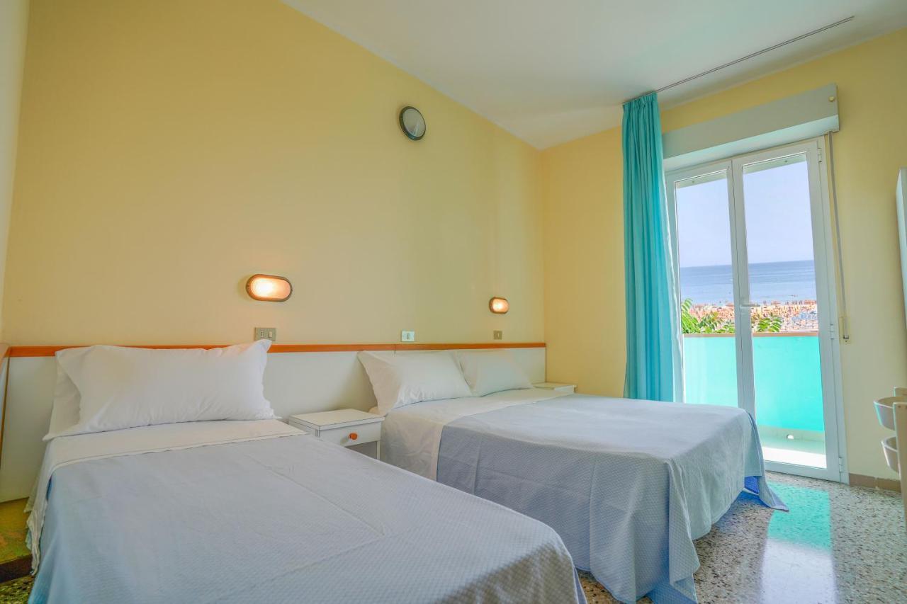 Hotel Mondial Римини Екстериор снимка