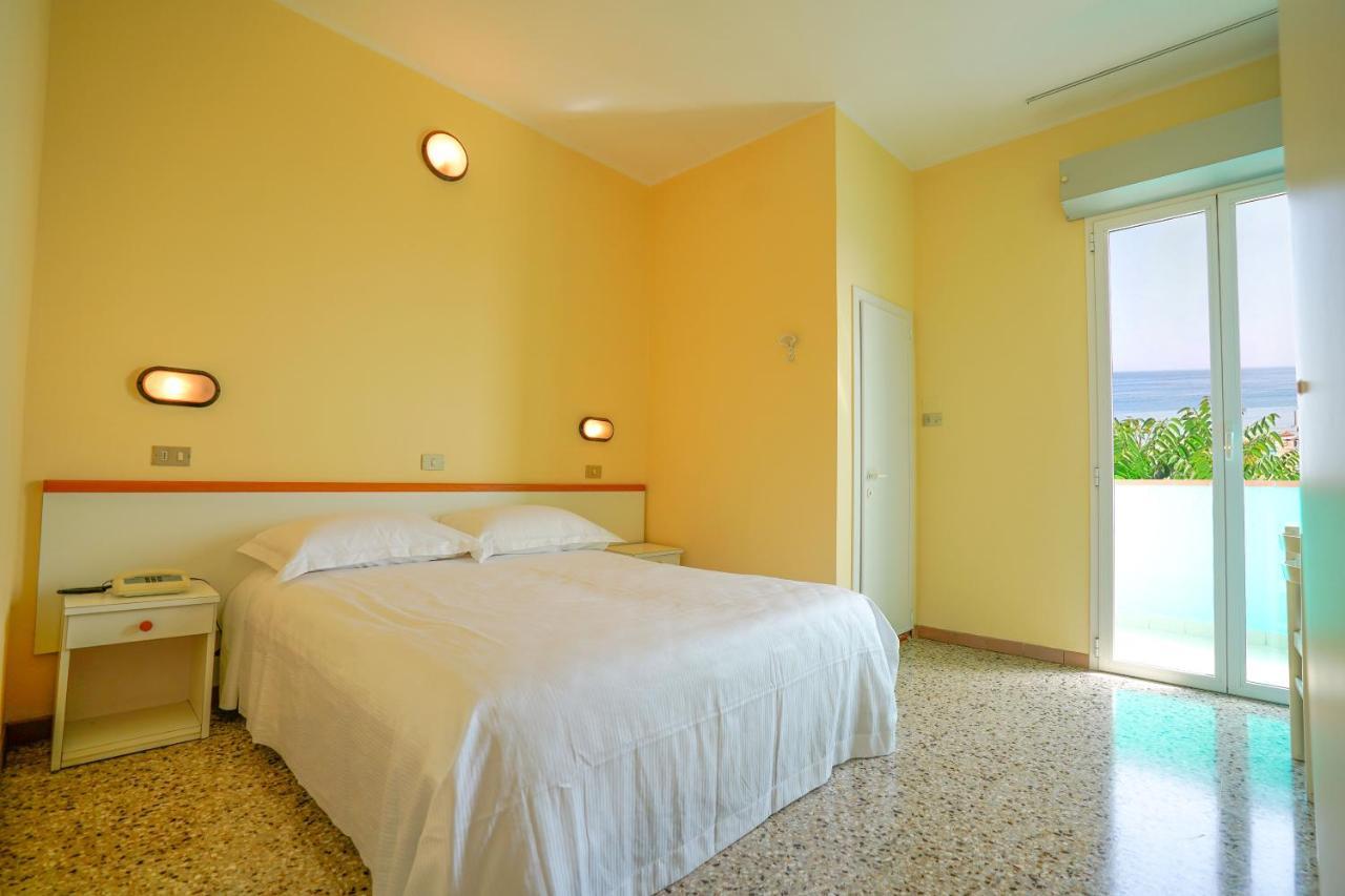 Hotel Mondial Римини Екстериор снимка