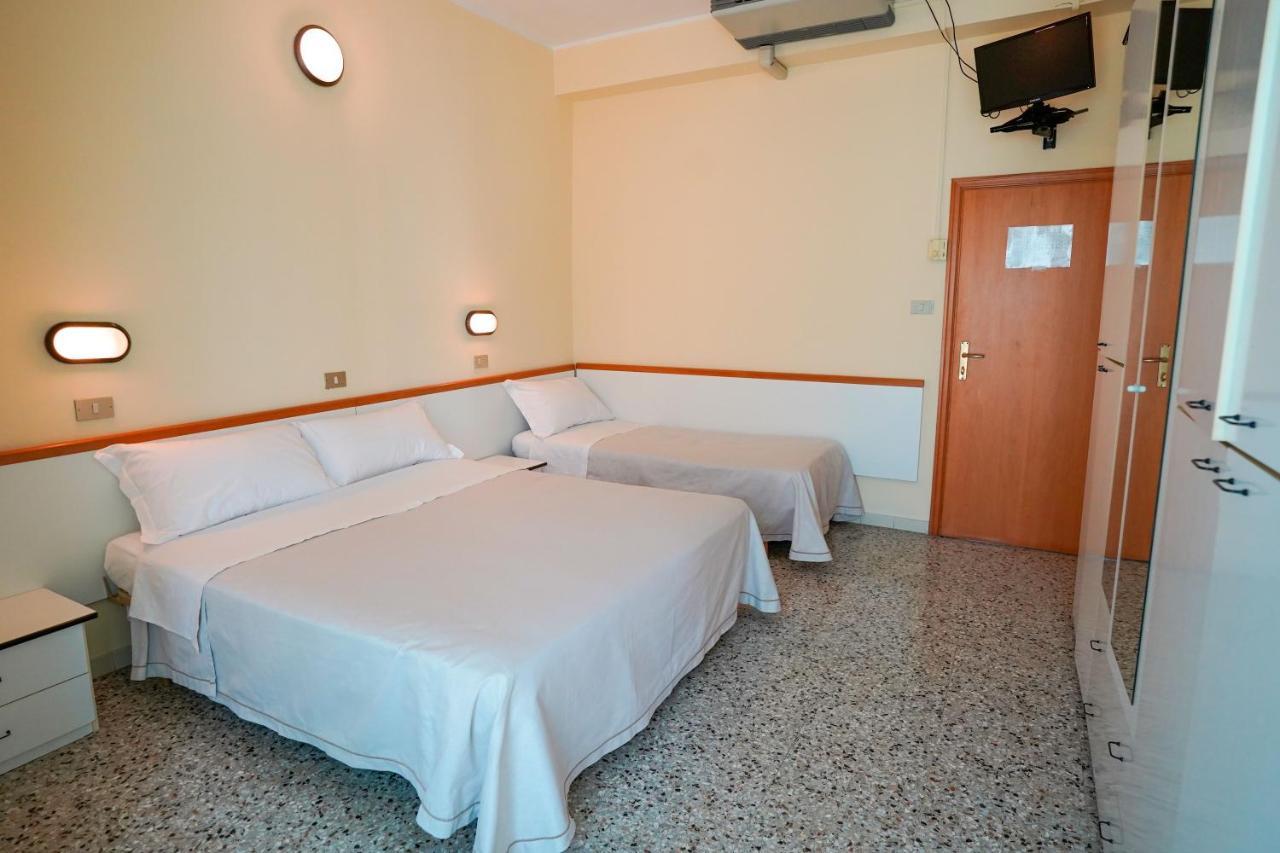 Hotel Mondial Римини Екстериор снимка