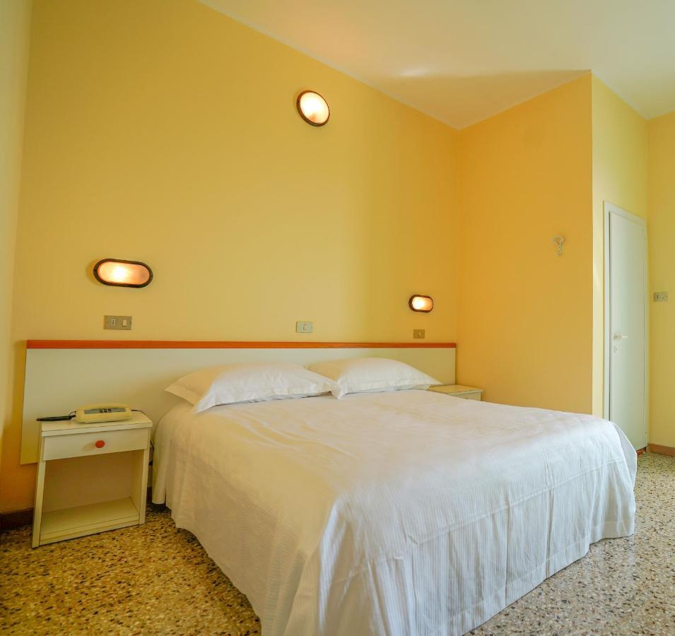 Hotel Mondial Римини Екстериор снимка