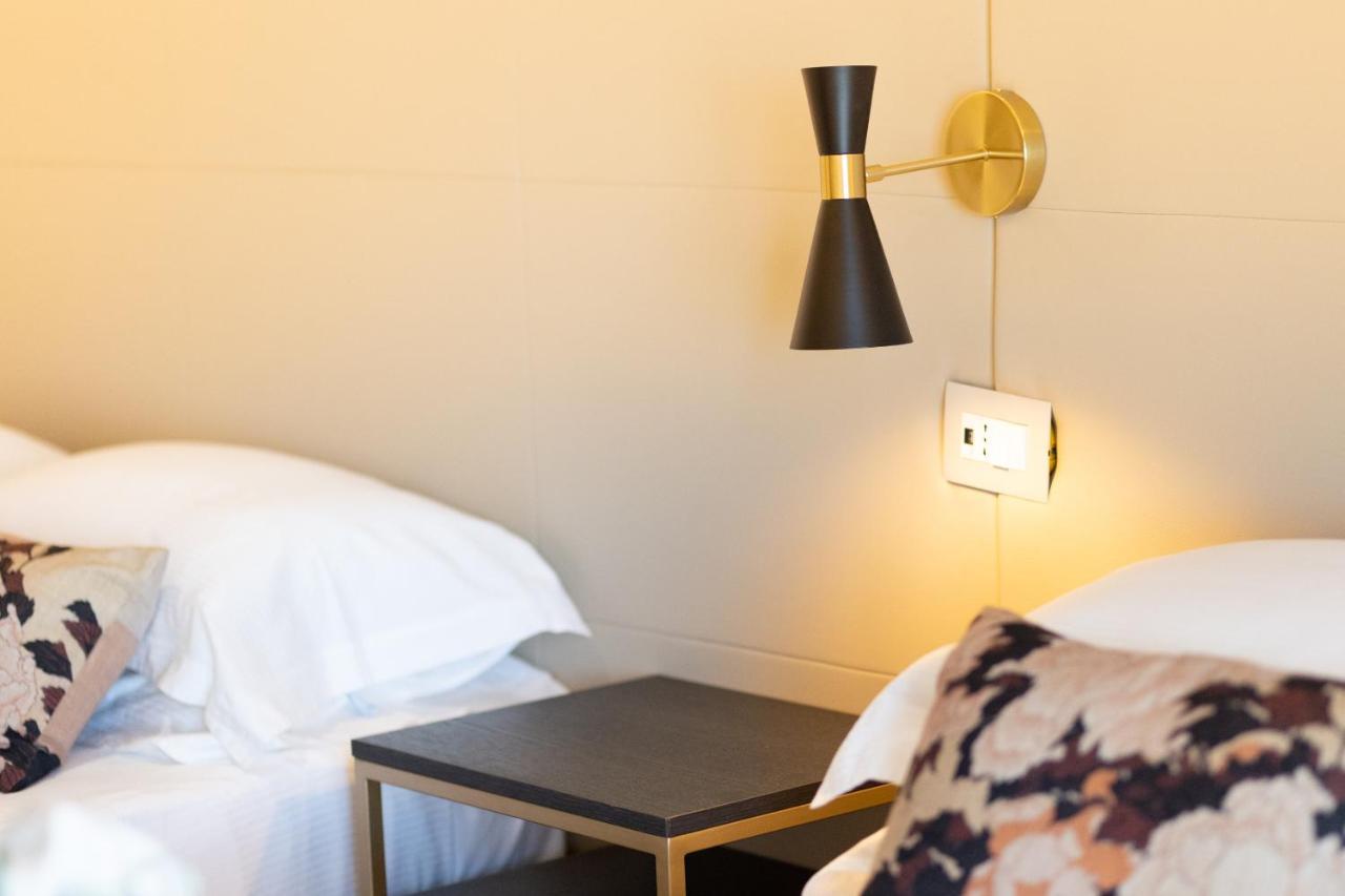 Hotel Mondial Римини Екстериор снимка