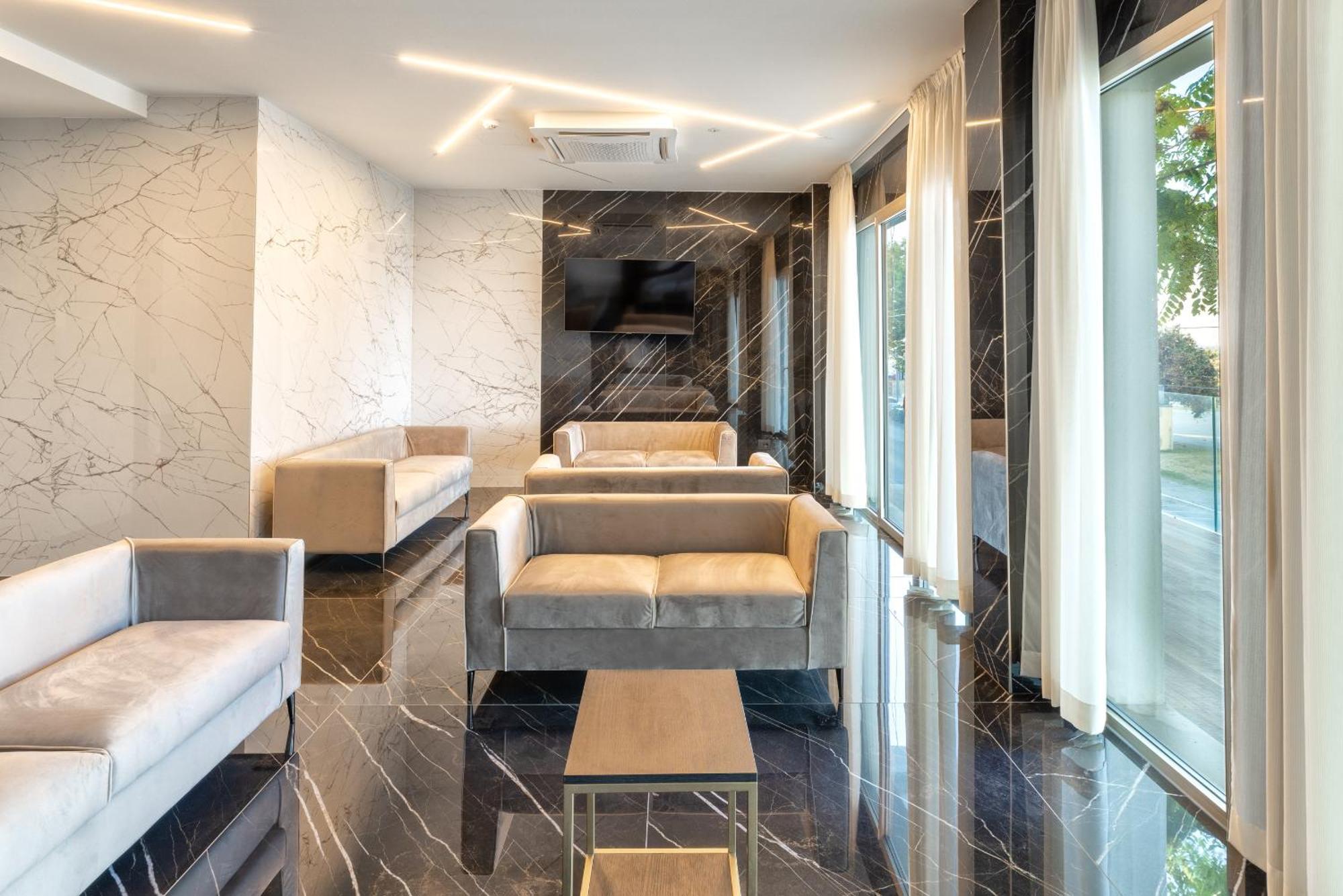 Hotel Mondial Римини Екстериор снимка