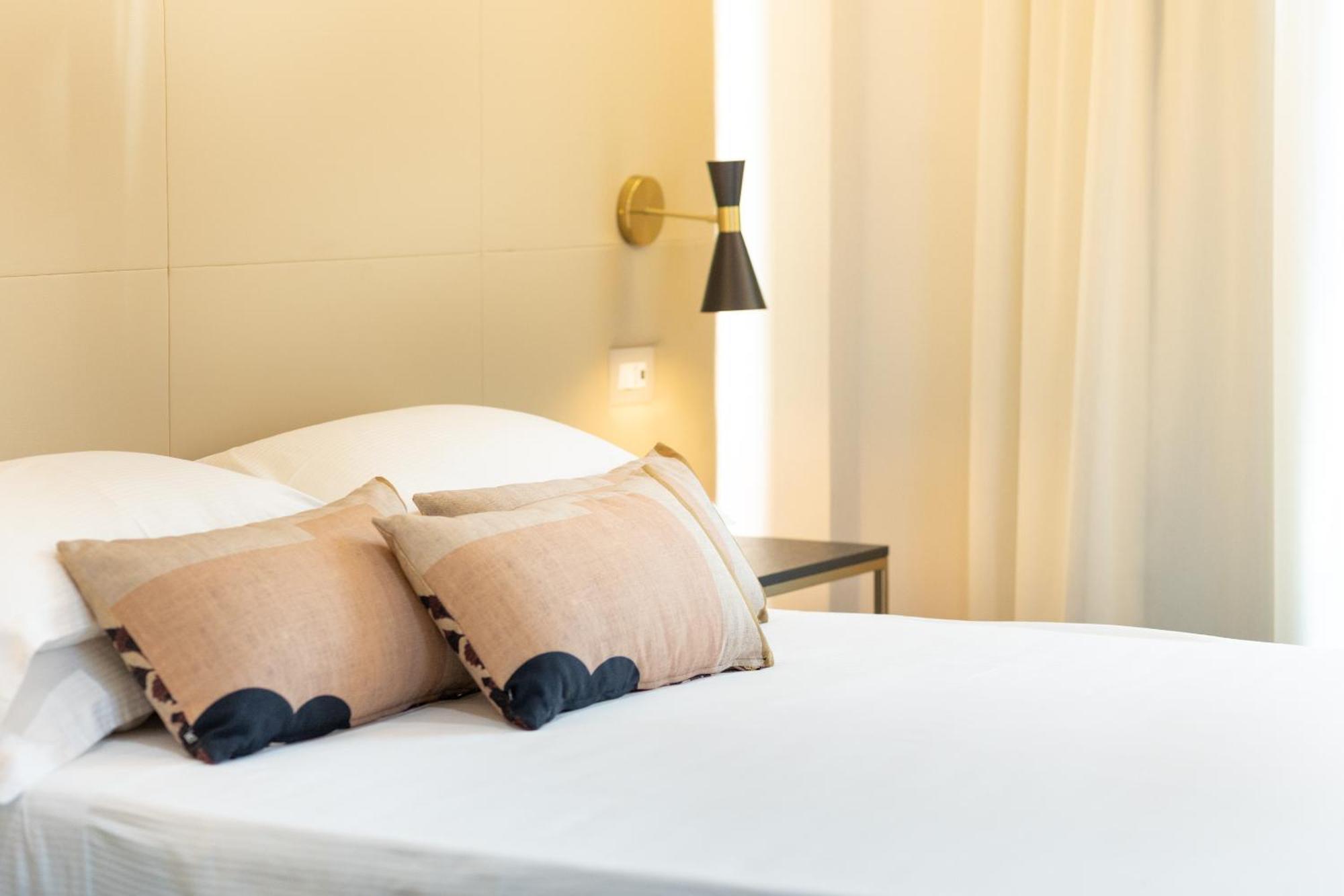 Hotel Mondial Римини Екстериор снимка