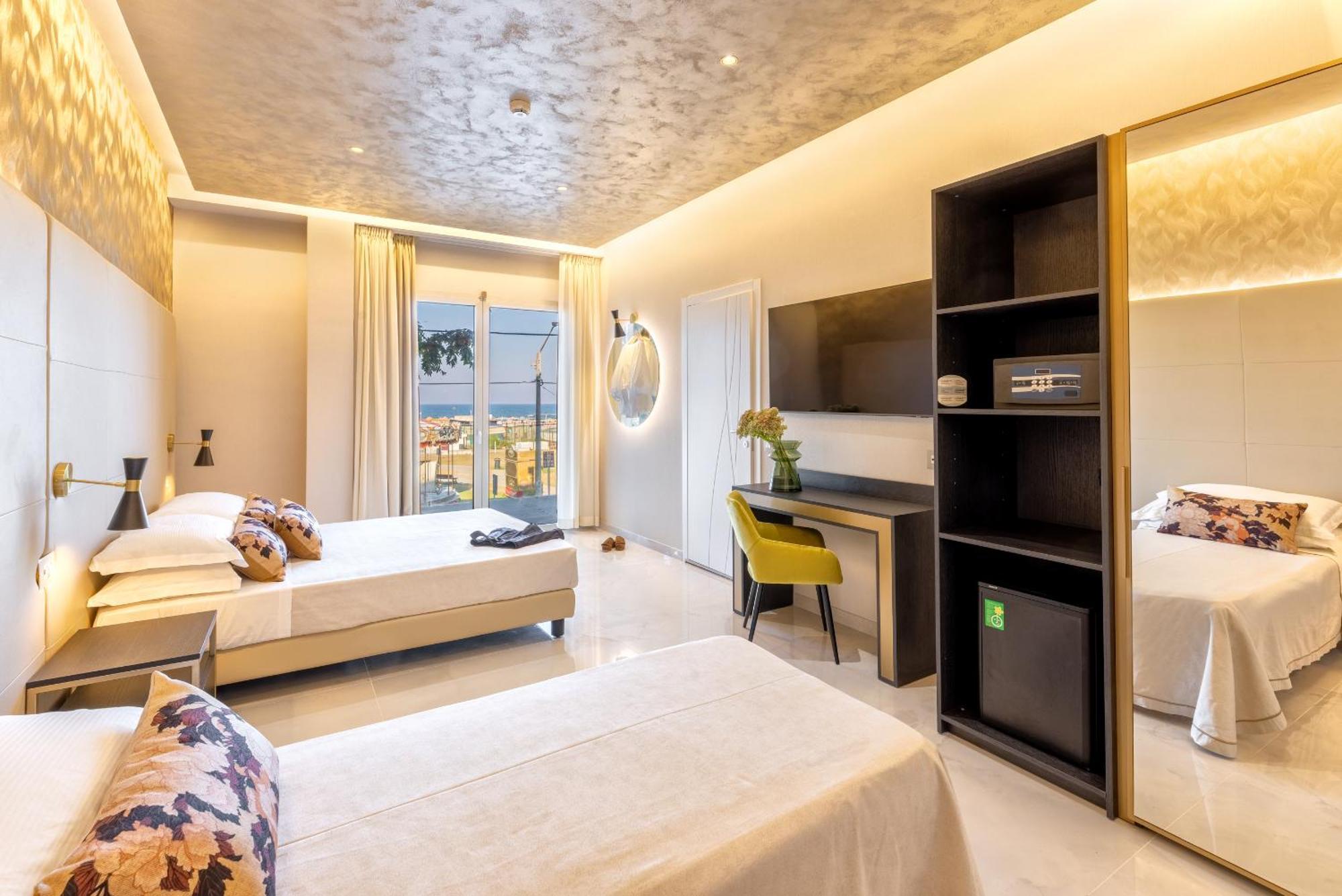 Hotel Mondial Римини Екстериор снимка