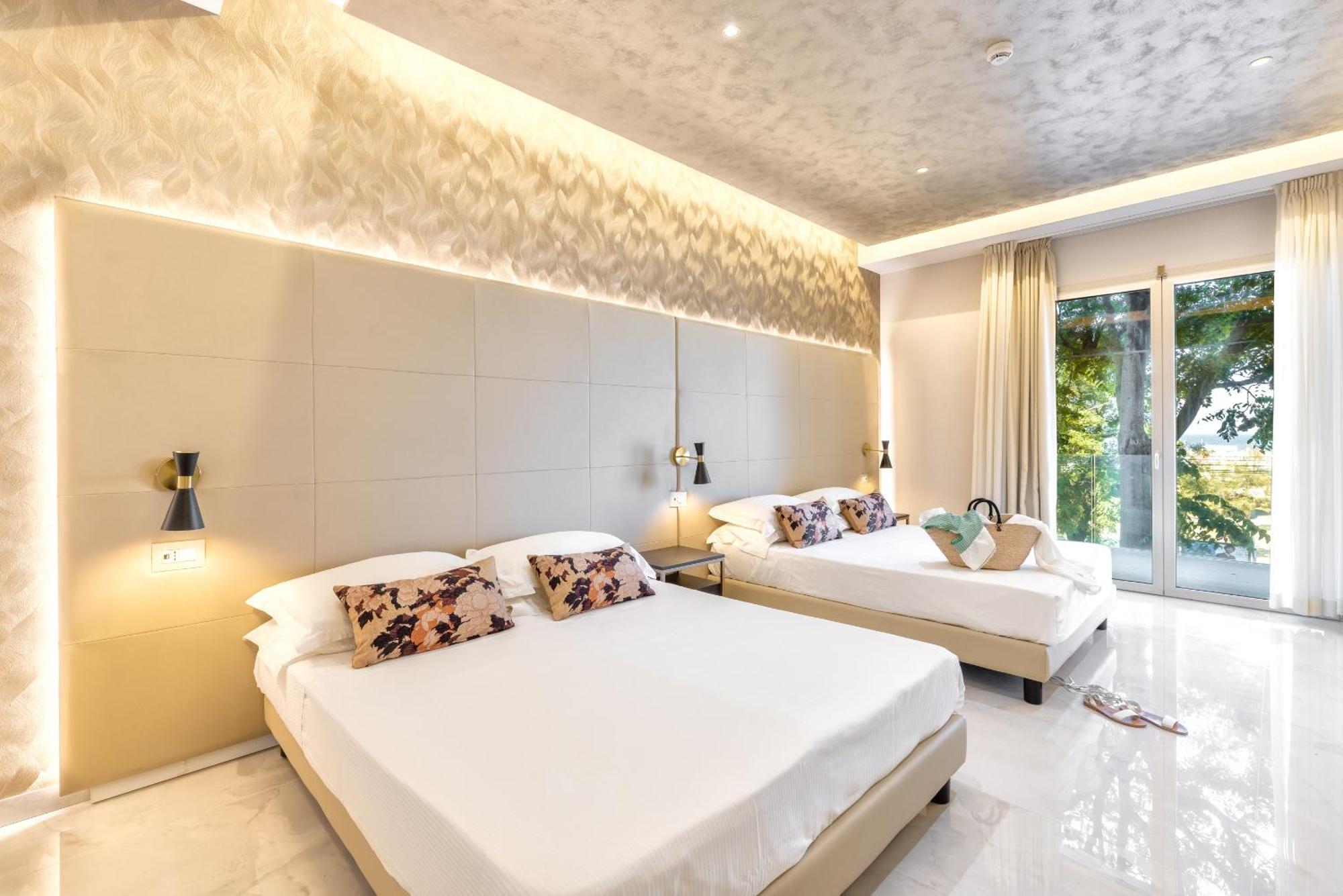 Hotel Mondial Римини Екстериор снимка