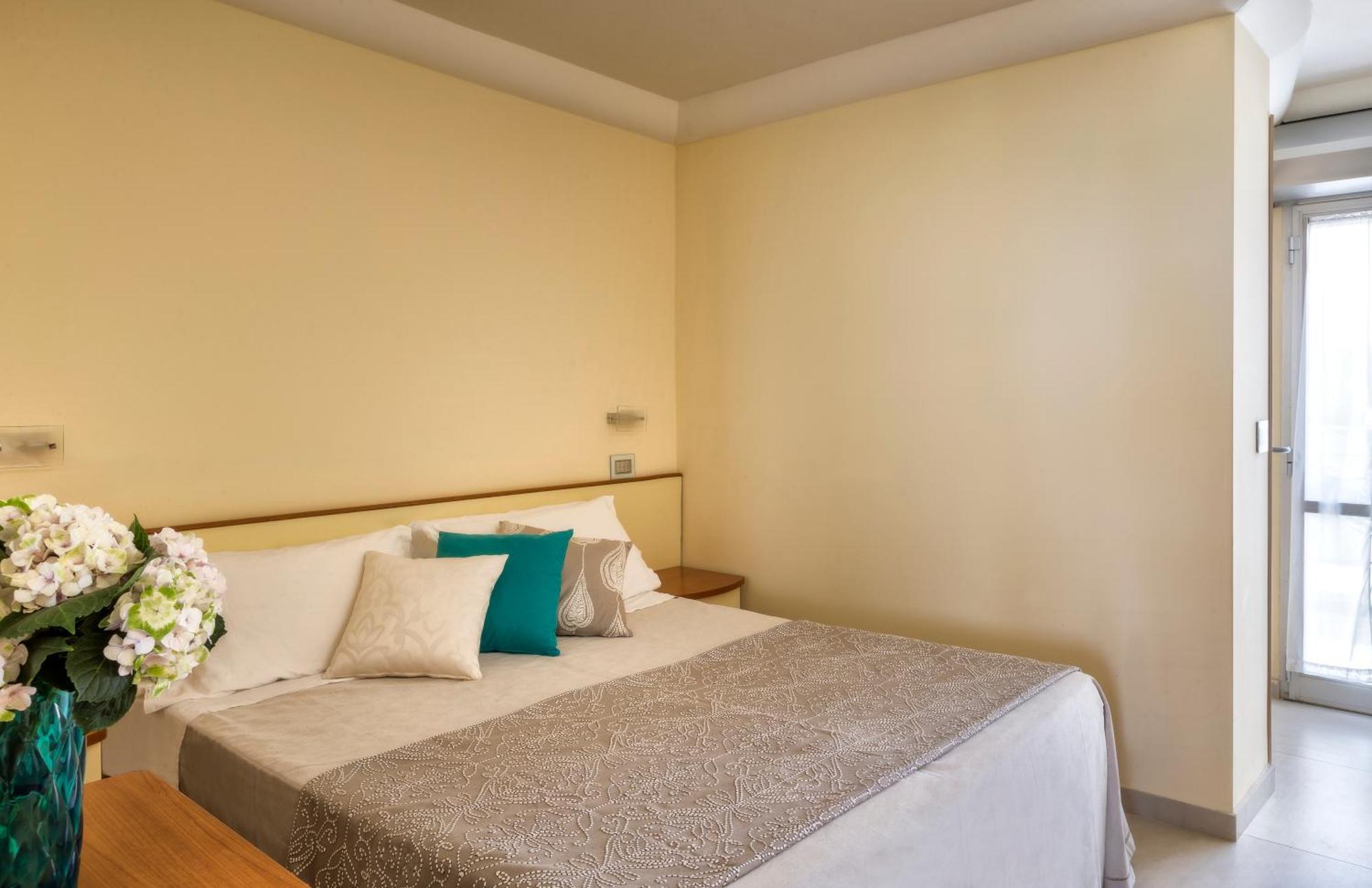 Hotel Mondial Римини Екстериор снимка