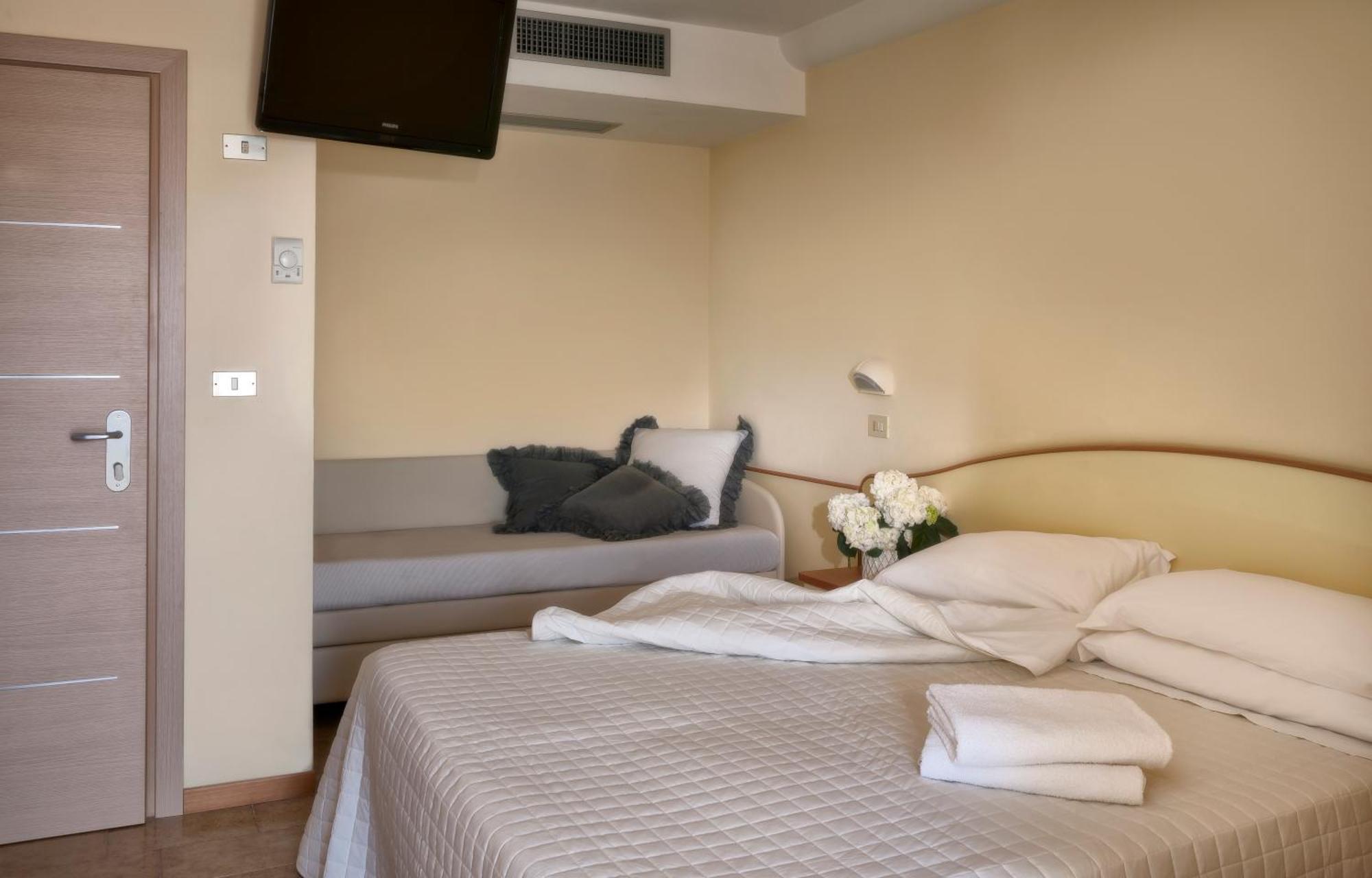 Hotel Mondial Римини Екстериор снимка