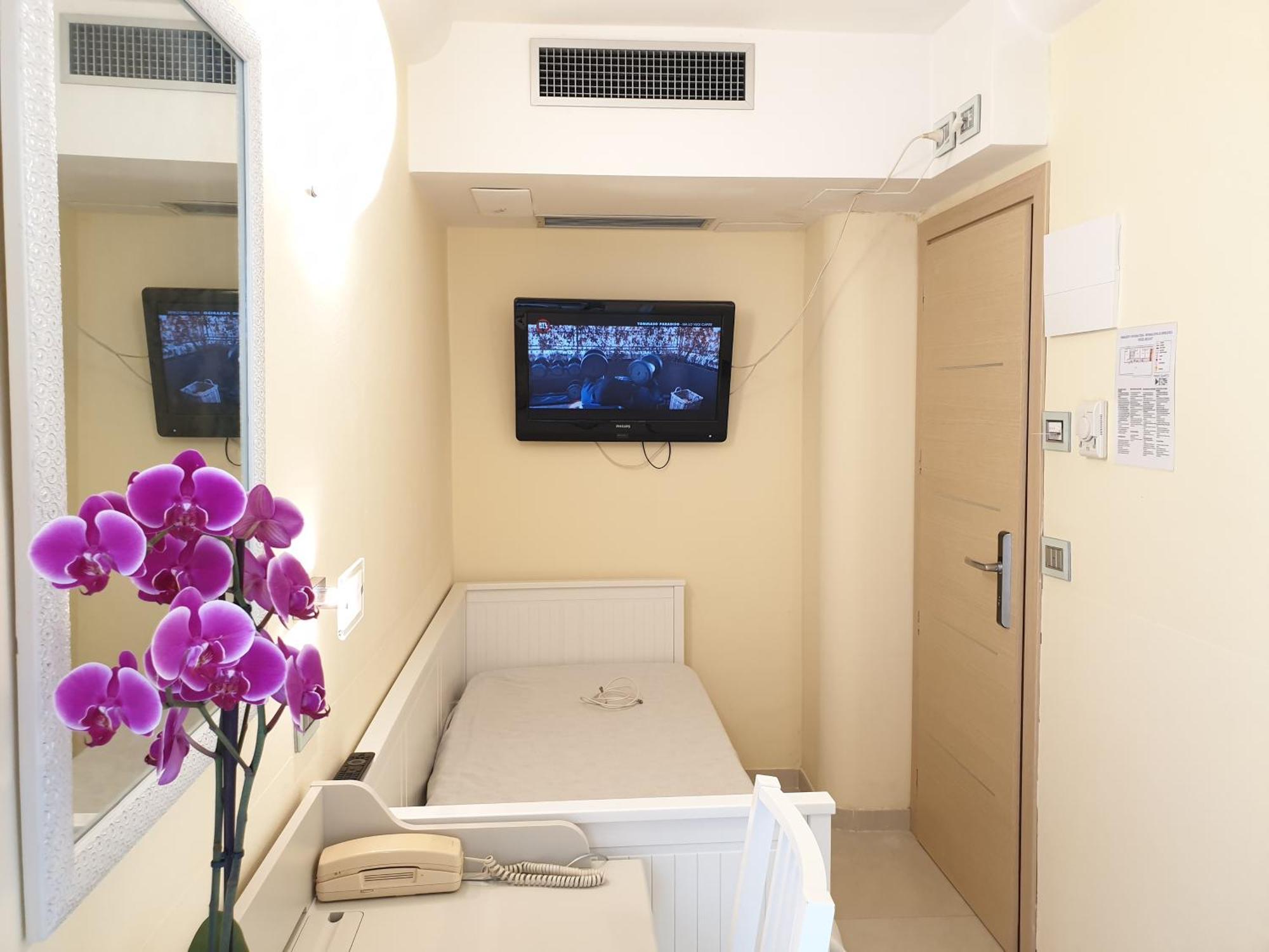 Hotel Mondial Римини Екстериор снимка