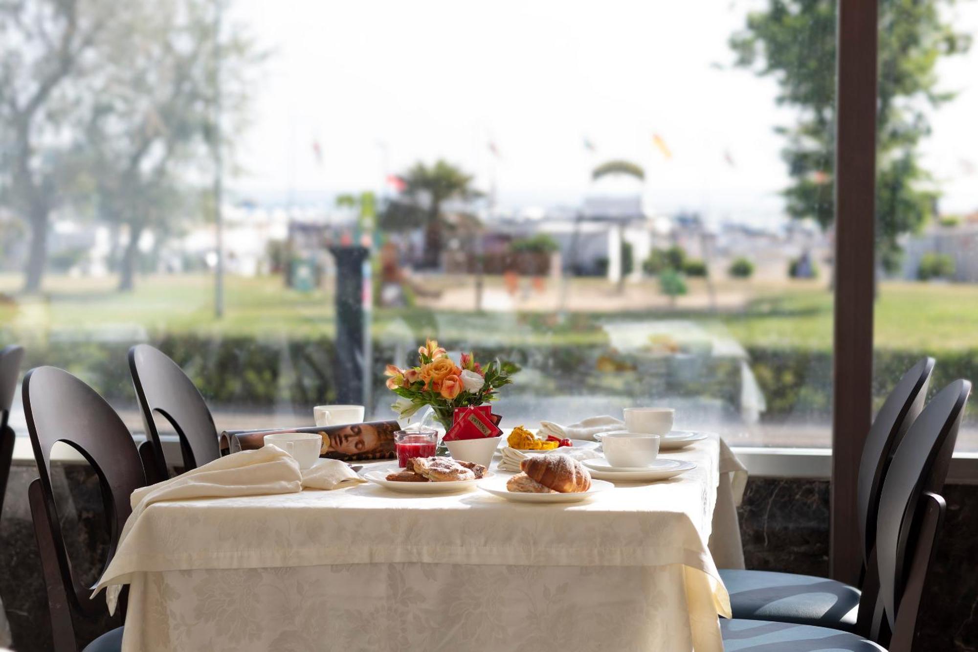 Hotel Mondial Римини Екстериор снимка