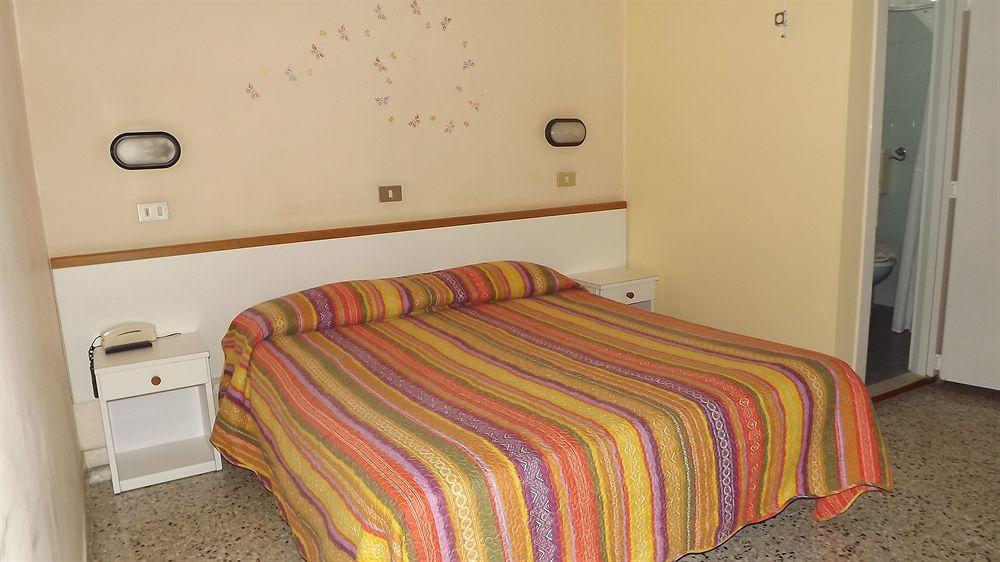Hotel Mondial Римини Екстериор снимка