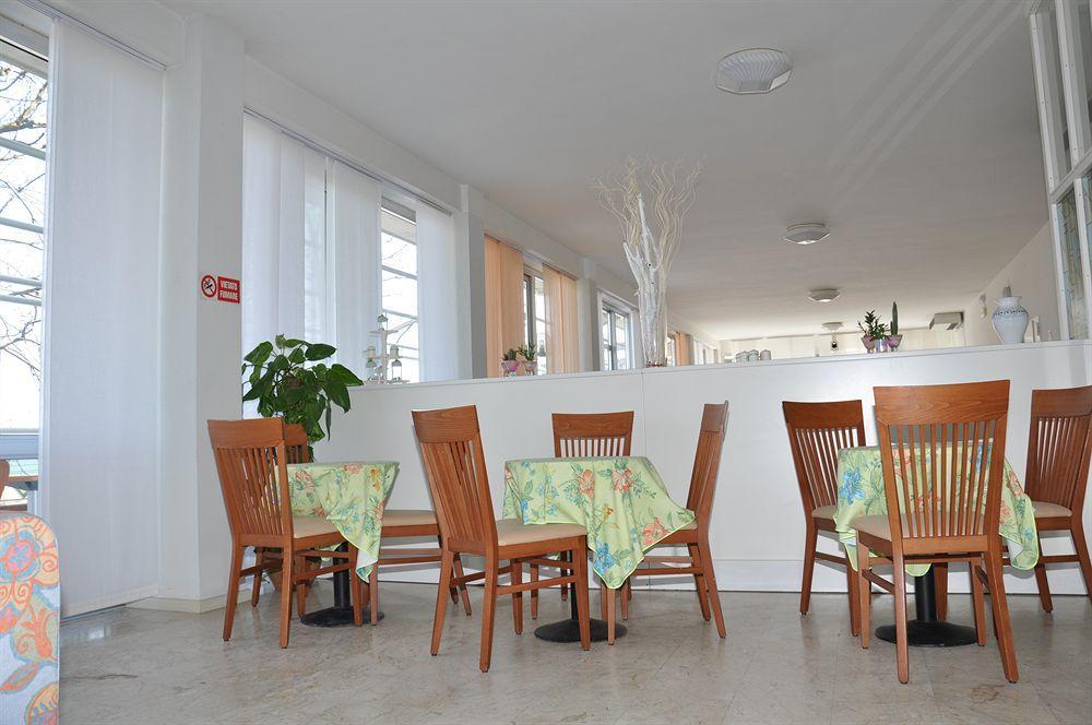 Hotel Mondial Римини Екстериор снимка