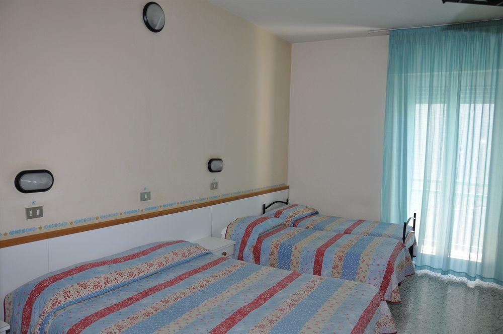Hotel Mondial Римини Екстериор снимка