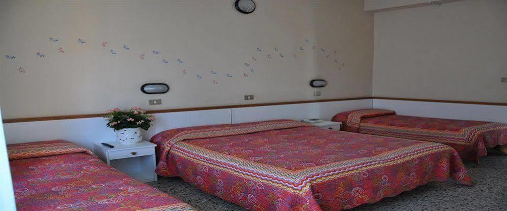 Hotel Mondial Римини Екстериор снимка